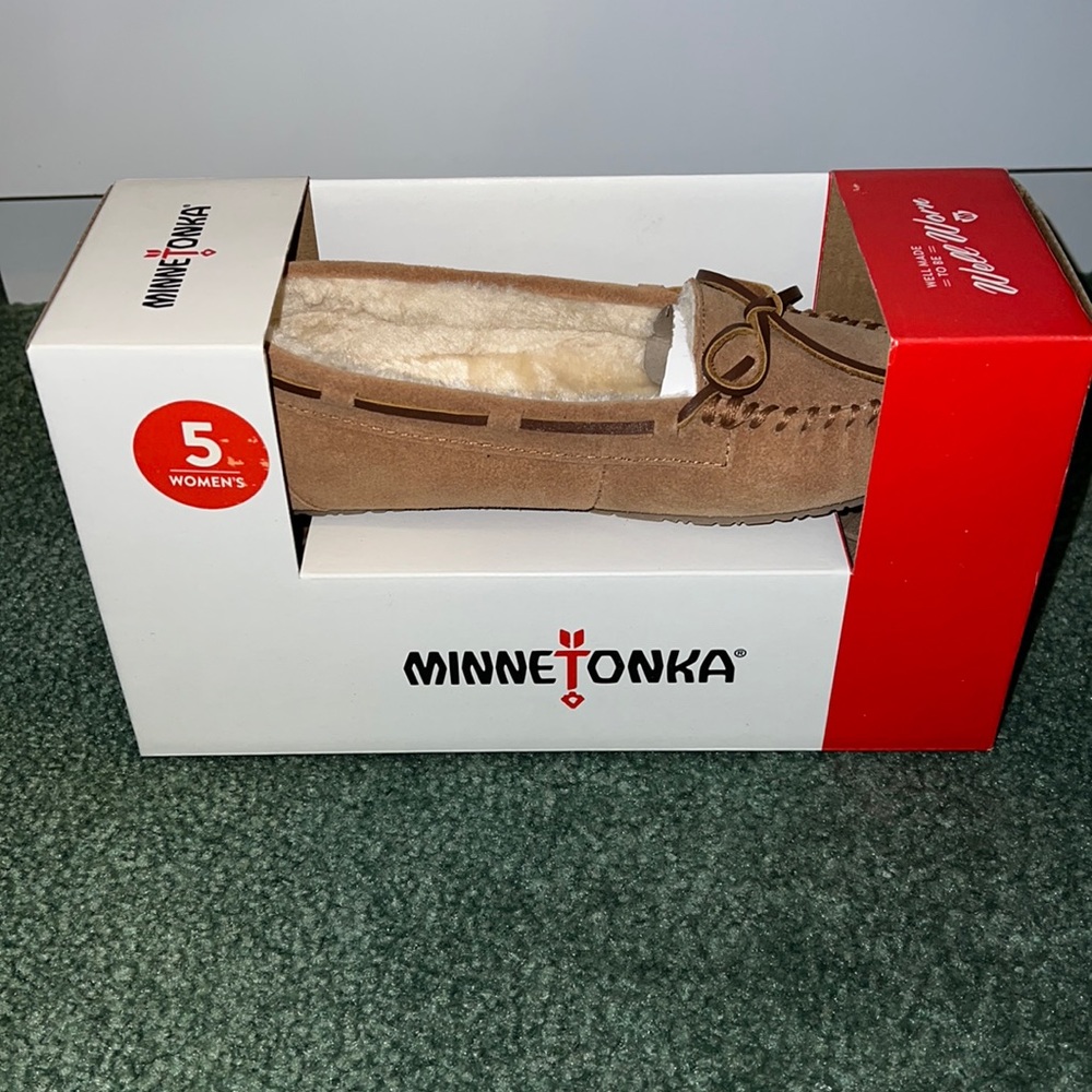 Minnetonka women’s moccasin shoes